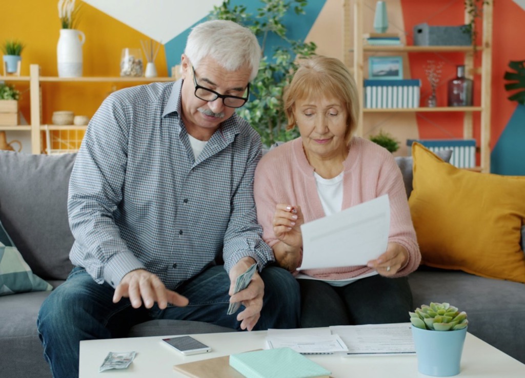 Pareja revisando sus finanzas en casa